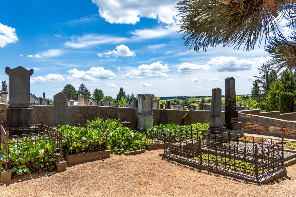 Vor der Mauer des katholischen Friedhofs: der winzige jüdische Friedhof von Bad Pirawath