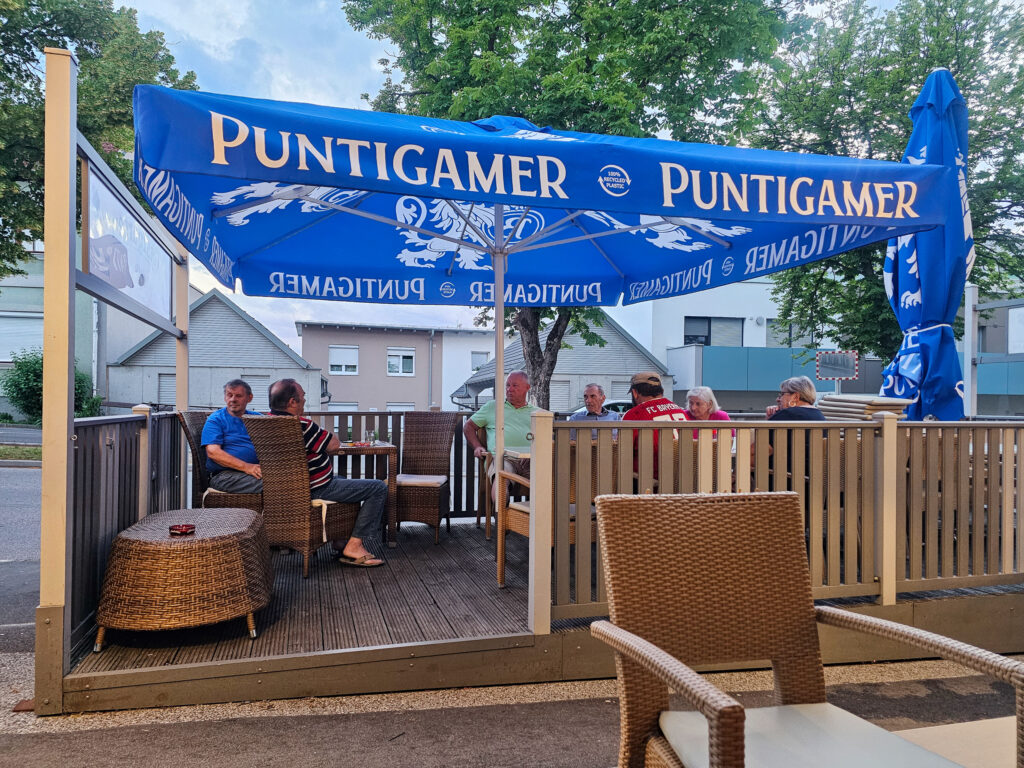 Die Stammgäste am Stammtisch unserer Stamm-Pizzeria