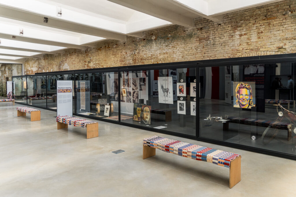 Auch der Textilfabrik ist eine Ausstellung gewidmet: Stoffe im Bauhaus-Stil