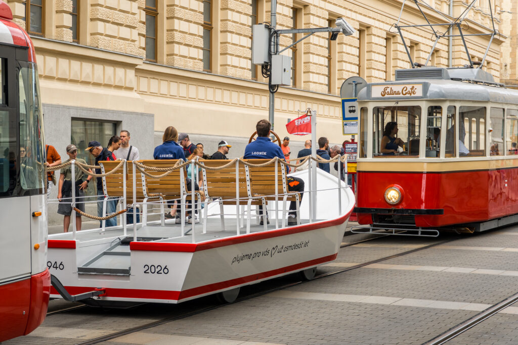 Das Schienenboot werden sie gleich noch brauchen