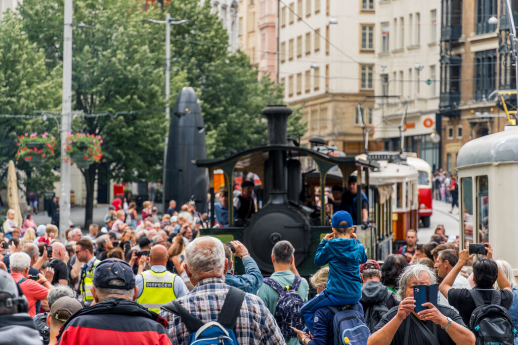 Caroline badet in der Zuschauermenge