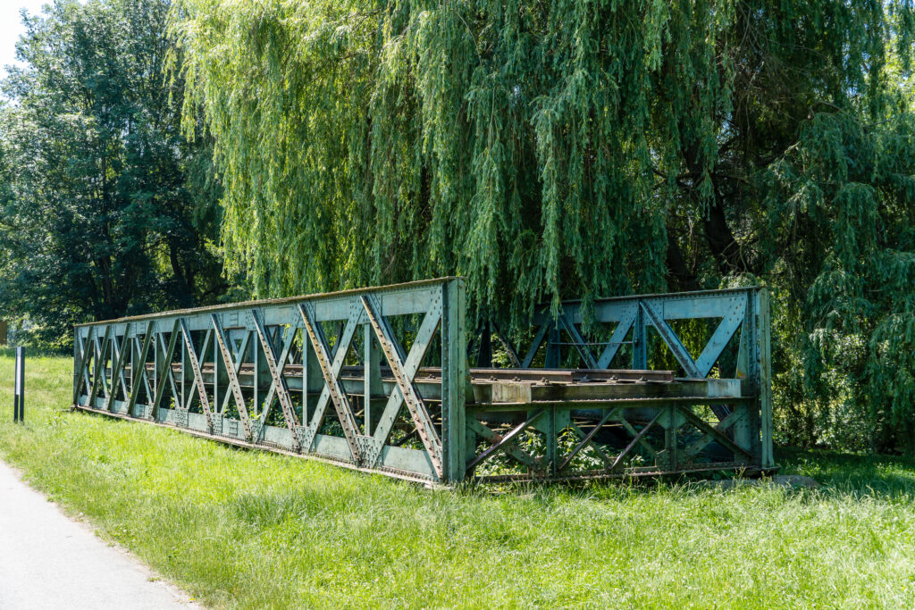 Braucht jemand eine Eisenbahnbrücke?