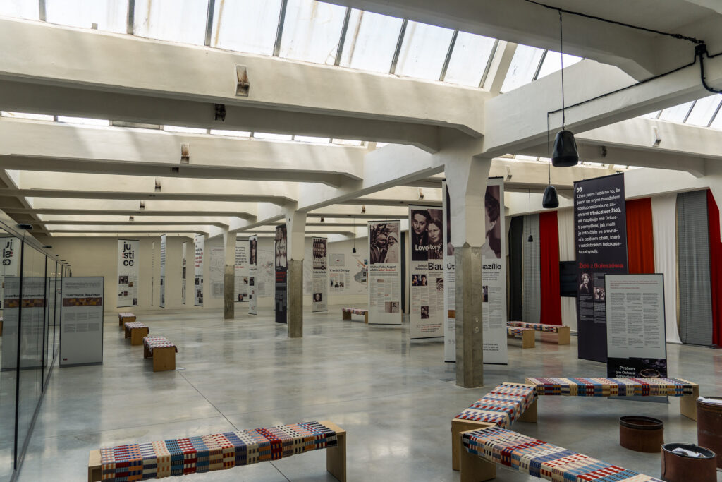 Ausstellung über die Überlebenden und Emilie und Oskar Schindler